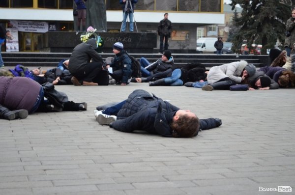 У центрі Луцька люди падали з ніг «від голоду». ФОТО 