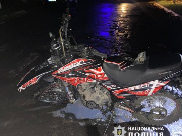 Зіткнувся з припаркованою автівкою: у селищі на Волині в аварії загинув 21-річний мотоцикліст 