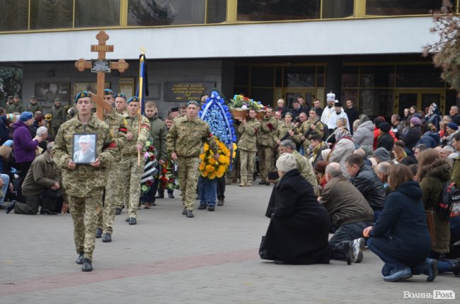 «Він захищав не лише свою сім‘ю»: у Луцьку попрощалися з Героєм. ФОТОРЕПОРТАЖ