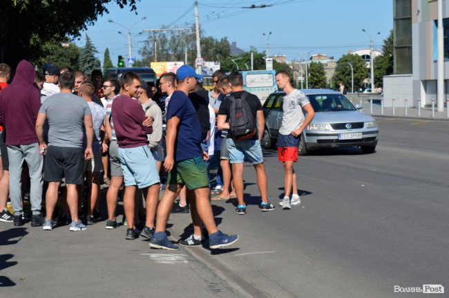 Обличчя пікету: «прихильники Тиводара» ховалися від камер та хамили