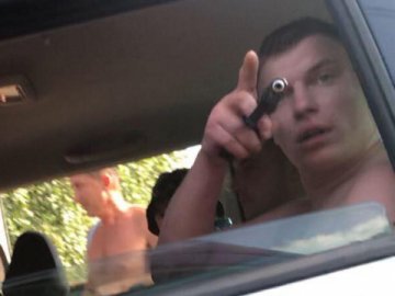 В Шацькому районі невідомі з пістолетом погрожують відпочивальникам, – ЗМІ