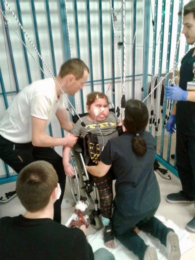 Настусю Абрамчук вперше за рік ставлять на ноги. ФОТО