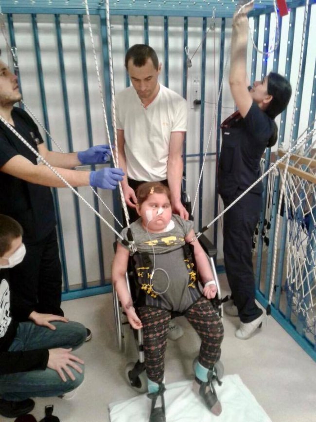 Настусю Абрамчук вперше за рік ставлять на ноги. ФОТО