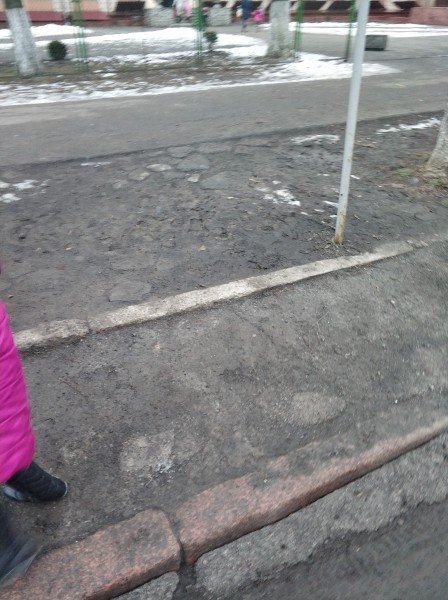 Біля луцької школи замість тротуарів – болото. ФОТО