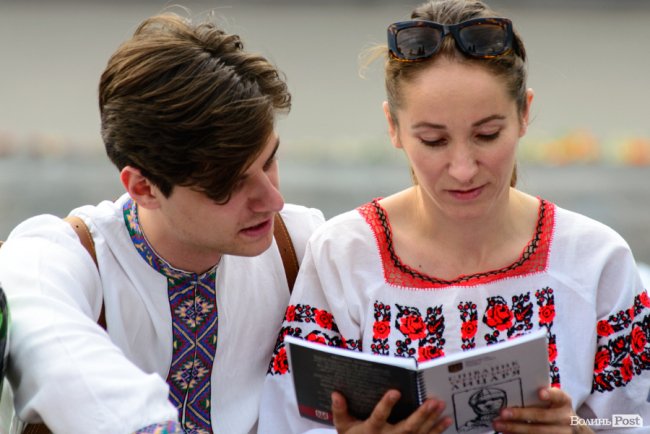 Людей було мало, але прийшли патріоти: у Луцьку відбулася акція «Мова об'єднує». ФОТО