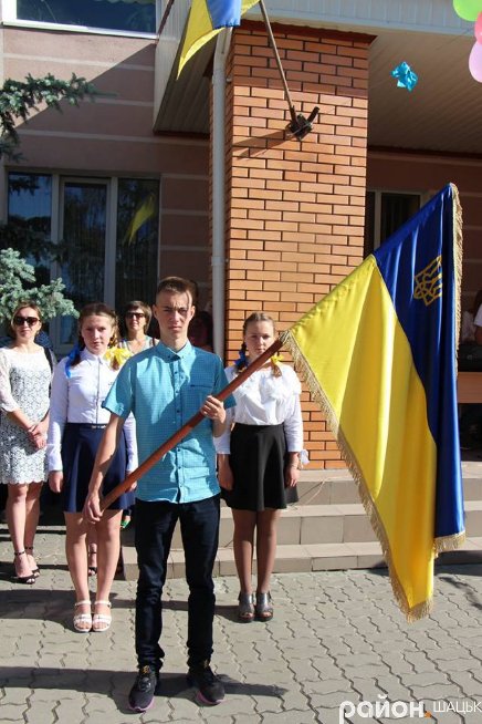 Волинські випускники зворушливо подякували вчительці