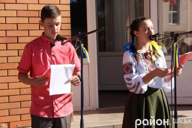 Волинські випускники зворушливо подякували вчительці