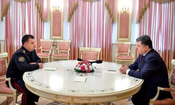 Інтернет сміється з зефірно-рожевого «будуару» Порошенка. ФОТО