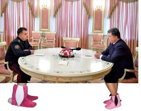 Інтернет сміється з зефірно-рожевого «будуару» Порошенка. ФОТО