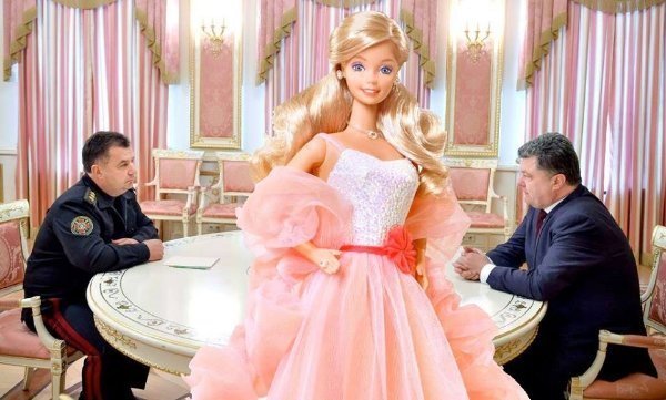 Інтернет сміється з зефірно-рожевого «будуару» Порошенка. ФОТО