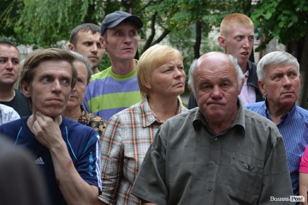 З будинку, що обвалився, виселяють людей