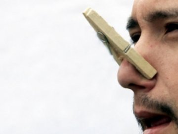 Нестерпний сморід і забруднення вод: у місті на Волині мешканці зливають нечистоти просто в канаву 