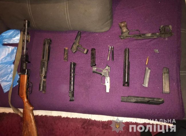 У квартирі лучанина поліцейські знайшли гвинтівку, пістолет-кулемет і набої
