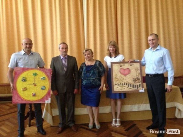 Депутати Луцької міської ради подарували школі картини