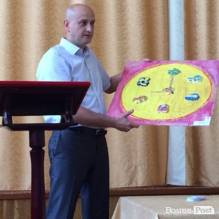 Депутати Луцької міської ради подарували школі картини