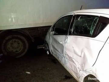 Нічна аварія в Луцьку: не розминулись легковик та вантажівка. ФОТО