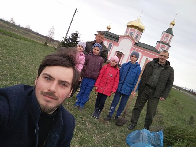 На Волині маленькі прихожани озеленили подвір'я церкви. ФОТО