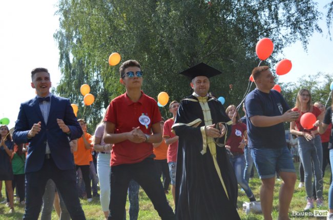 Танець від ректора і завдання від губернатора: як у луцькому «політесі» першачків зустрічали. ФОТО
