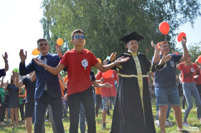 Танець від ректора і завдання від губернатора: як у луцькому «політесі» першачків зустрічали. ФОТО