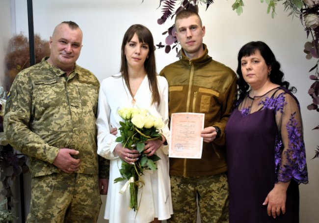 Приїхав у відпустку, щоб одружитися: у Луцьку на весільний рушник став воїн-захисник. ФОТО