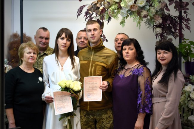 Приїхав у відпустку, щоб одружитися: у Луцьку на весільний рушник став воїн-захисник. ФОТО
