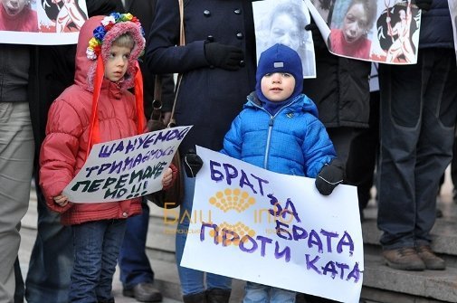 Акції на підтримку Чорновол в Рівному та Івано-Франківську. ФОТО
