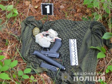 Зброю, якою погрожували депутату Волиньради, сховали в лісі
