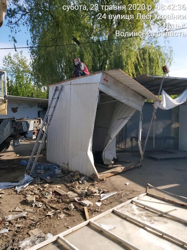 На Центральному ринку тривають роботи з демонтажу контейнерів. ФОТО