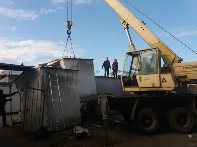 На Центральному ринку тривають роботи з демонтажу контейнерів. ФОТО