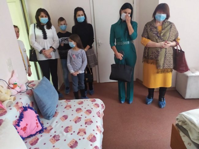 Учні Рованцівської школи подарували меблі онкогематологічному центру