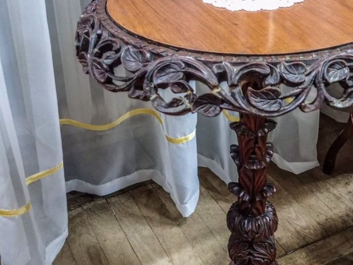 У музеї на Волині з'явився столик, вирізьблений вручну у Західній Європі у 19 столітті