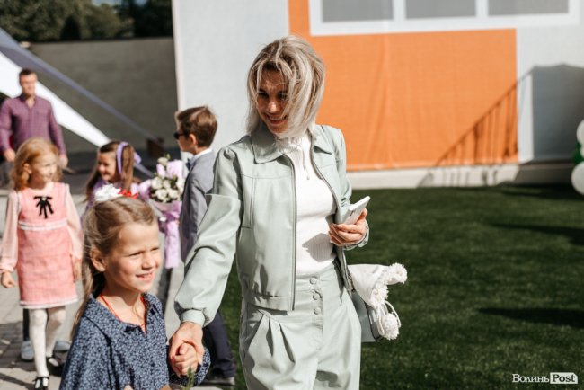 У новій локації і… з котом: як в інноваційній луцькій школі «ThinkGlobal» 1 вересня відзначали. ФОТО* 