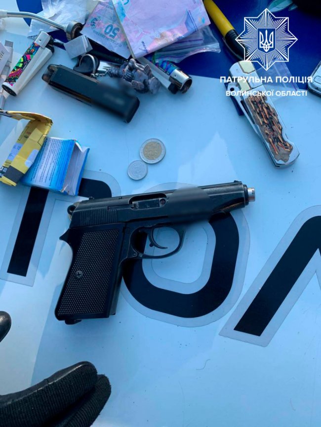 Повний набір: у Луцьку в водія «під кайфом» знайшли наркотики і прилади для куріння. ФОТО