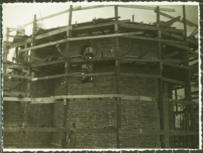 Показали унікальні світлини спорудження костелу на Волині. ФОТО