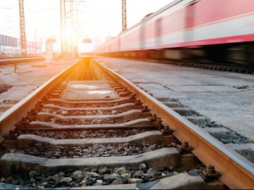 Був у навушниках: підлітка збив потяг, з якого він йшов зустрічати матір