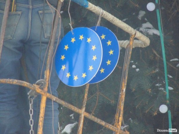 Із головних ялинок Луцька зняли євросимволіку. ФОТО