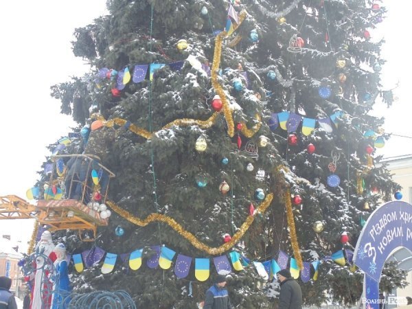 Із головних ялинок Луцька зняли євросимволіку. ФОТО
