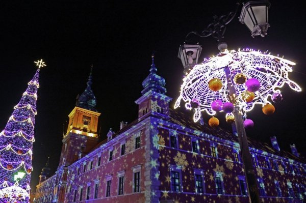 Європейські столиці уже «вдягнули» новорічні вогні. ФОТО