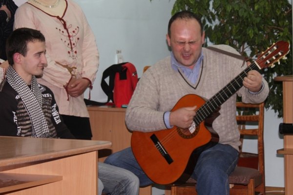 У Луцьку на Андріївських вечорницях нігерієць смакував вареники. ФОТО