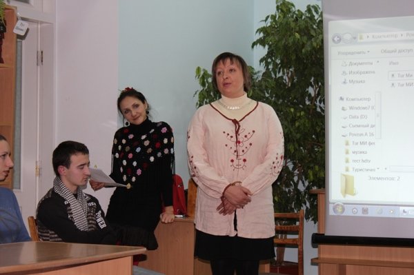 У Луцьку на Андріївських вечорницях нігерієць смакував вареники. ФОТО