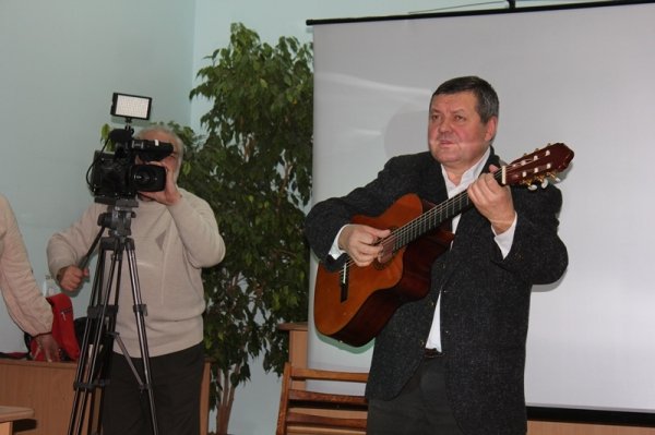 У Луцьку на Андріївських вечорницях нігерієць смакував вареники. ФОТО