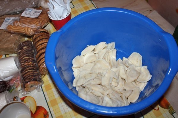 У Луцьку на Андріївських вечорницях нігерієць смакував вареники. ФОТО