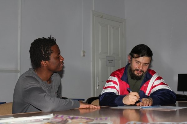 Учечуку Обасі першим випив кисіль з трубочки і виграв консультацію у нумеролога