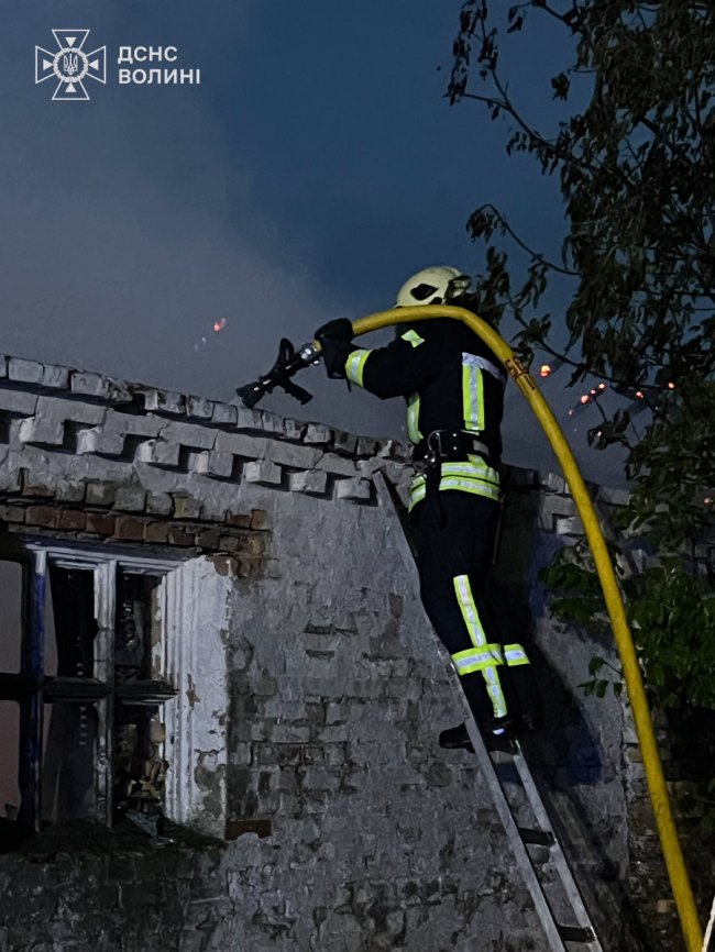 У Луцькому районі горіла господарська споруда: працювали майже 30 вогнеборців