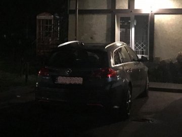 Водія витягли, машину відігнали: у Луцьку люди не дали п'яному водію сісти за кермо. ФОТО