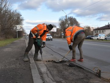 У Луцьку латають ямки на дорогах. ФОТО