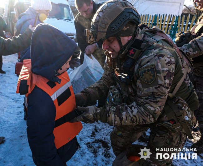 З-під фронту «Білі Янголи» евакуювали маму з трьома дітками