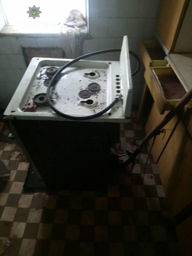 Луцькі копи «на гарячому» спіймали квартирних злодіїв, які намагались вкрасти газову плиту та котел. ФОТО