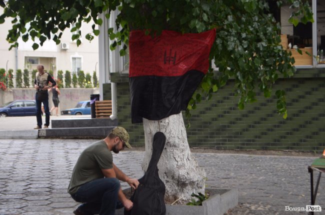 «Ті, хто воюють за гроші, - не воїни», - луцький вуличний музикант