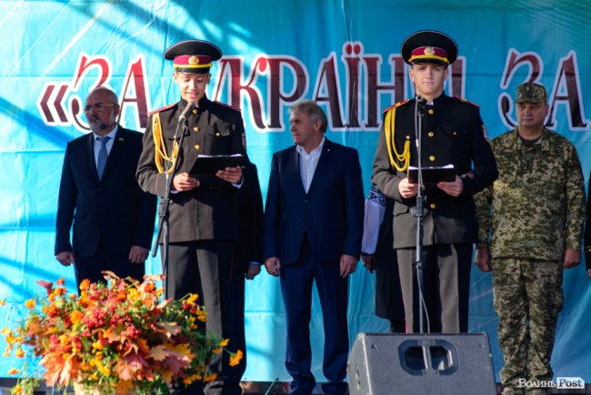 У центрі Луцька майже пів тисячі ліцеїстів склали присягу. ФОТО